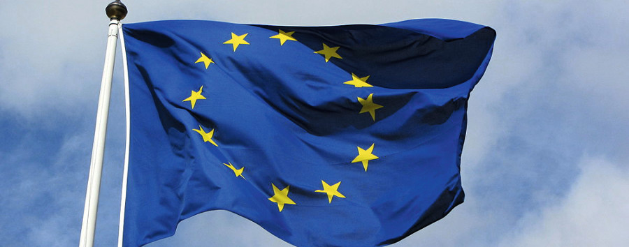 Die Flagge der europäischen Union, blau mit gelben Sternen.